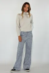 Pantalón de vestir de tiro alto, color gris con textura tipo lino, corte palazzo y pierna ancha.