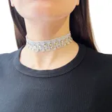 Gargantilla tipo choker de encaje blanco con strass dorados. Cierre con mosquetón y cadena de alargue.