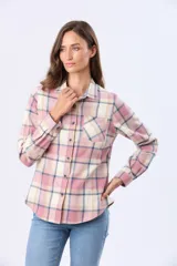 Camisa de viyela a cuadros en tonos rosado, beige y gris, de manga larga, con cuello camisero, cierre frontal de botones y un bolsillo aplicado en el pecho.