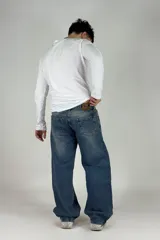 Pantalón de jean azul con efecto lavado, corte amplio, bolsillos cargo laterales y cintura baja.
