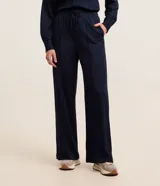 Pantalón recto de tiro alto color azul marino, confeccionado en piqué, con cintura elástica, cordón ajustable y costura central en la parte delantera.