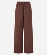 Pantalón wide leg de estilo sastre color marrón, con cintura elástica, lazo ajustable y pliegues frontales. Presenta un corte recto y fluido.