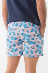Short de baño azul con estampado de flamencos.