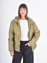 Campera acolchada de color verde oliva con diseño de costuras en rombos, cierre frontal, capucha integrada y bolsillos laterales.
