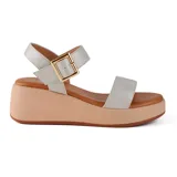 Sandalias plateadas con plataforma beige y hebilla dorada.