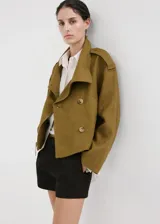 Chaqueta corta de lino color verde militar, con cuello solapa ancho, doble botonadura frontal y bolsillos laterales.
