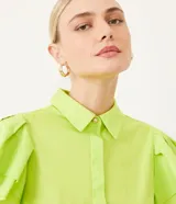 Camisa color verde lima de algodón con cuello camisero, cierre frontal con botones y mangas cortas con volados.