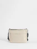 Bandolera negra de poliéster con múltiples compartimentos frontales con cierre metálico, correa ajustable y detalles en color verde lima en los tiradores.