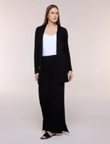 Pantalón jogger flare de tejido de punto con textura en relieve y tiro alto con pretina elastizada. Cuenta con corte de pierna ancha y tajos laterales en los tobillos.
