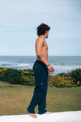 Pantalon de jogging color azul, de corte recto y holgado, con cintura elástica y logo pequeño en la pierna.