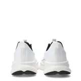 Championes deportivos Umbro modelo Dynamen para hombre, en color blanco con detalles en negro, confeccionados con malla transpirable y suela amortiguada.