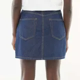 Falda corta de jean color azul oscuro, con diseño de bolsillos delanteros con detalle de trenzado en el borde. Posee cierre frontal con botón y costuras a la vista en tono contrastante.