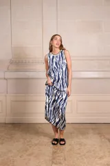 Vestido midi de seda con estampado animal print de leopardo, cuello redondo a la base y ribetes de punto en contraste en cuello y sisas.