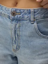 Bermuda de jean color negro con lavado stonewash de tiro medio, calce holgado y largo a la rodilla. Cuenta con bolsillos delanteros, monedero, traseros y cierre frontal con botón y cremallera.