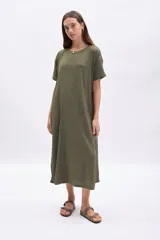 Vestido midi verde con textura, de corte recto y holgado, con cuello redondo y mangas cortas.