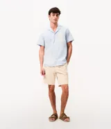 Bermuda cargo masculina de color beige, confeccionada en sarga de algodón con cintura con pasadores y bolsillos laterales.