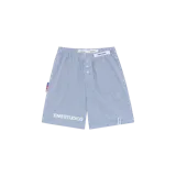 Short tipo bóxer de Eme Studios con estampado de cuadros vichy en tonos celeste y blanco. Cuenta con cintura elástica, bragueta con botones, etiqueta con logo en la cintura y estampa lateral de la marca en la pierna.