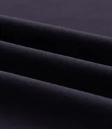Remera deportiva Get Over de cuello redondo y manga corta, confeccionada en tejido técnico con tecnología dry. Presenta un diseño liso en color azul marino con un pequeño estampado gráfico en color naranja en el pecho.