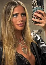 Cadena plateada con eslabones grandes y dije de corazón.