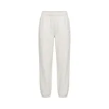 Pantalón de jogging New Balance French Terry Jogger, color gris claro melange, con cintura elástica con cordón ajustable y puños elásticos en los tobillos. Cuenta con bolsillos laterales y el logo pequeño bordado en la pierna.