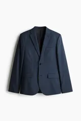 Blazer azul marino de corte slim fit, con solapas de muesca finas, botonadura sencilla de un botón visible, bolsillo superior insertado y dos bolsillos delanteros con solapa. Presenta abertura doble en la espalda y forro interior.