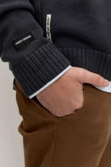 Pantalón chino de hombre en color marrón, corte recto y clásico, con bolsillos laterales y traseros.