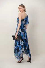 Vestido midi de gasa con estampado floral en tonos azules y negros, diseño asimétrico de un solo hombro y falda fluida con corte irregular.