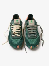 Championes Satorisan modelo Chacrona Linen, de color verde con detalles en beige, naranja y salmón, confeccionados en lino y cuero, con suela chunky moteada y cordones bicolor.