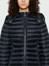 Plumífero largo con capucha Moncler modelo Igelong, color negro, con cierre frontal y diseño acolchado horizontal.