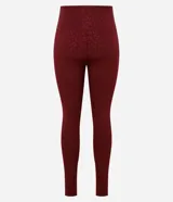 Conjunto deportivo color borgoña con estampado animal print de leopardo, compuesto por un top deportivo de breteles anchos y calza legging de tiro alto.