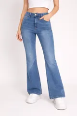 Pantalon de jean estilo oxford con tiro medio, cierre frontal con botón y bolsillos laterales.