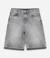 Bermuda masculina de jeans denim color gris lavado, modelo baggy con corte recto y holgado. Presenta detalles de costura en el bajo y está confeccionada con algodón certificado BCI.