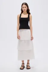 Top de rayón con tirantes anchos, escote cuadrado y diseño al cuerpo.