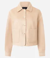 Campera de gamuza sintética color tostado con botones dorados grabados, cuello camisero, bolsillos frontales aplicados y mangas largas con puños abotonados.