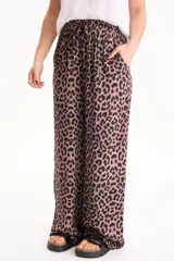 Pantalón de viscosa con estampado animal print tipo cebra, corte recto y cintura elastizada.