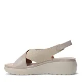 Sandalias de plataforma con tiras cruzadas en el empeine, una de ellas con textura cuadriculada. Cuenta con tira ajustable en el talón con hebilla metálica y suela de goma antideslizante.