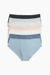 Pack de 7 bombachas de punto en colores surtidos: azul marino, gris jaspeado, gris claro, rosa pálido, blanco, azul y celeste. Diseño hipster con cintura estándar y cobertura media.