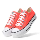 Championes Converse modelo Chuck Taylor Lift de corte bajo con plataforma. Presentan capellada de lona en color rojo, puntera de goma blanca, cordones blancos y suela de plataforma con líneas negras decorativas.