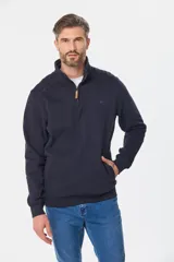 Buzo color borgoña de felpa con medio cierre frontal y cuello alto.