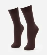 Par de medias de caña mediana color marrón, sin costuras y con textura acanalada. Confeccionadas en viscosa.