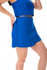 Short pollera azul francia con corte cruzado y doble botón a la vista.