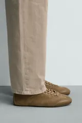 Zapatilla de hombre confeccionada en piel con acabado en serraje, color marrón, con cordones al tono y suela ultrafina.