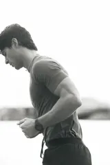 Remera deportiva de manga raglán y cuello redondo, color bordó, con diseño de tejido técnico texturizado y costuras planas, corte ajustado al cuerpo tipo muscle fit.