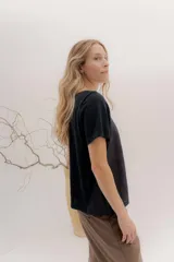 Remera blanca de manga corta con escote redondo y detalle de pespunte calado en la zona de las sisas.