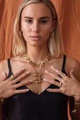 Anillo de diseño escultural y texturado, con acabado rugoso que simula una superficie montañosa o corteza.