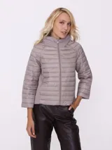 Campera puffer color visón, con capucha y mangas 3/4.