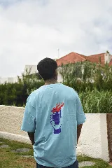 Remera blanca de manga corta con estampado de un vaso con llamas.