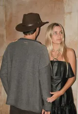 Sweater azul marino de tejido grueso, corte oversize y hombros caídos, con un bordado frontal que representa la bandera de Argentina.