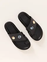 Sandalia de cuero vacuno liso color negro, con dos tiras fijas en la capellada y suela antideslizante.