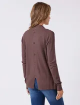 Cardigan de tejido liviano color marrón, con frente abierto, mangas largas entalladas con puños de rib y detalle de botones en la espalda.